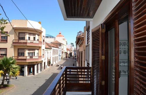 Centro histórico Condominio | Acogedor piso con balcón hacia la Plaza de la Concepción, ideal para familias.