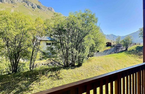 Val-d'Isere Apartamento | Acogedor apartamento con balcón, vistas a la montaña y parking cubierto en Val-d'Isère