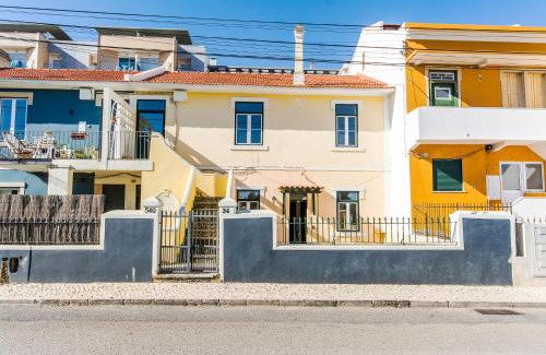 Carcavelos Apartamento | Cozy Apartment with Patio near Carcavelos Beach