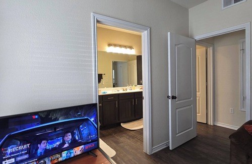 Sweetbriar Apartamento | Cozy Apartment with private room and bath, Wi-Fi, A/C, Easy access to Downtown