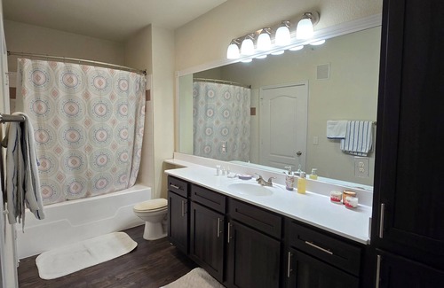 Sweetbriar Apartamento | Cozy Apartment with private room and bath, Wi-Fi, A/C, Easy access to Downtown