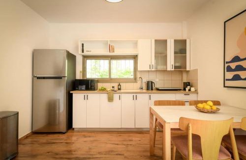 Kerem HaTeimanim Apartamento | Cozy Apt 4-min from the Beach with Mamad by Sea N' Rent