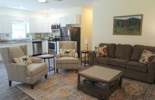Surry Apartamento | Cozy Apt. at 770 North Bend Unit B in the charming coastal town of Surry, Maine.