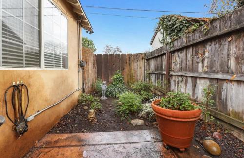 Visalia Apartamento | Cozy Apt-Sequoia Parks Coast Wineries Skiing-All Day Trips