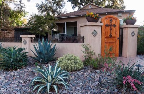 Visalia Apartamento | Cozy Apt-Sequoia Parks Coast Wineries Skiing-All Day Trips