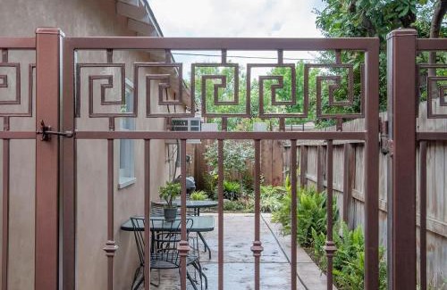 Visalia Apartamento | Cozy Apt-Sequoia Parks Coast Wineries Skiing-All Day Trips