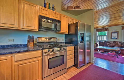 Moscow Apartamento | Cozy Apt w/ Hot Tub & Deck, 10 Mi to Stowe Resort!