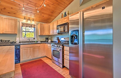 Moscow Apartamento | Cozy Apt w/ Hot Tub & Deck, 10 Mi to Stowe Resort!