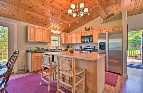 Moscow Apartamento | Cozy Apt w/ Hot Tub & Deck, 10 Mi to Stowe Resort!