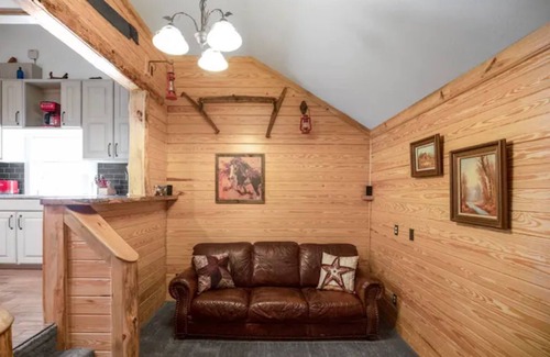 Enterprise Apartamento | Cozy Apt w/Master BR & 2 Bed Kids Loft. Also- Covered Deck & Covered Parking.