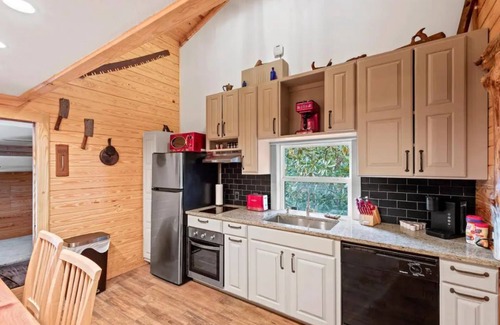 Enterprise Apartamento | Cozy Apt w/Master BR & 2 Bed Kids Loft. Also- Covered Deck & Covered Parking.