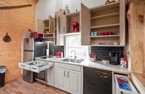 Enterprise Apartamento | Cozy Apt w/Master BR & 2 Bed Kids Loft. Also- Covered Deck & Covered Parking.