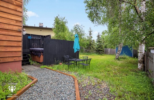 Russian Jack Park Casa | Cozy Arctic Den w/Hot Tub, 10 min from downtown