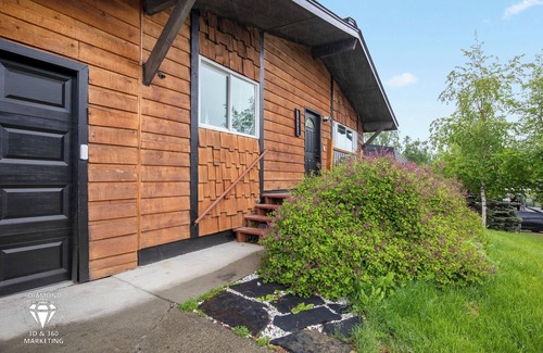 Russian Jack Park Casa | Cozy Arctic Den w/Hot Tub, 10 min from downtown