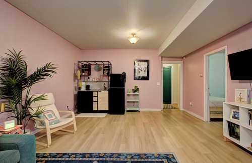 La Grande Apartamento | Cozy art filled apartment with private entrance