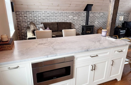 Camden Apartamento | Cozy, Artful, Classic Maine Studio Apartment