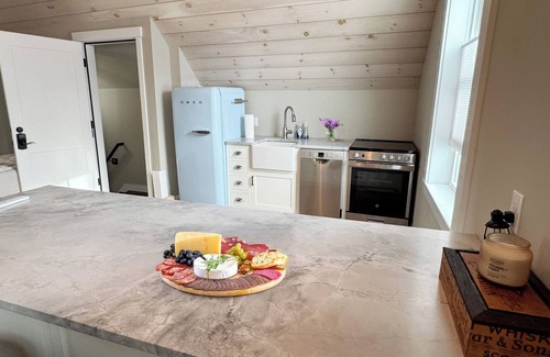 Camden Apartamento | Cozy, Artful, Classic Maine Studio Apartment