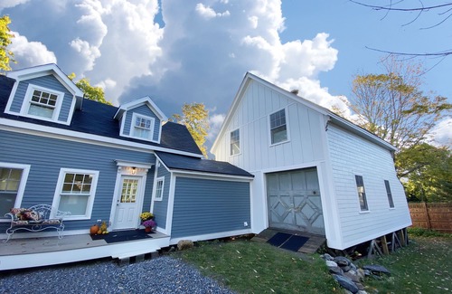 Camden Apartamento | Cozy, Artful, Classic Maine Studio Apartment