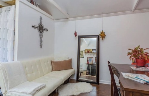 Midtown Casa | Ubicación, ubicación, ubicación! Y encanto en esta pequeña casa para usted!