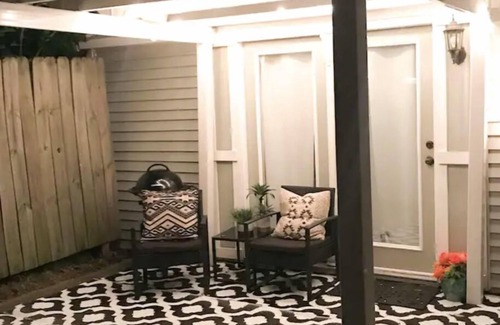 Midtown Casa | Ubicación, ubicación, ubicación! Y encanto en esta pequeña casa para usted!