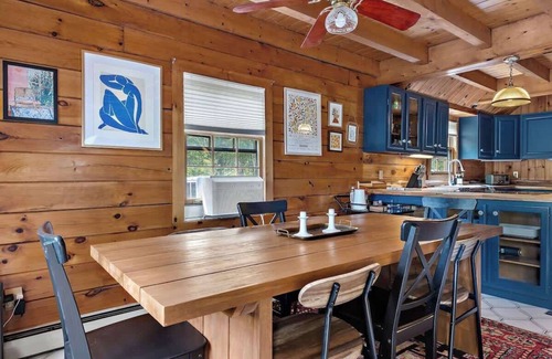 Athens Casa | Cozy Athens Cabin on the Lake w/Hot Tub & Backyard