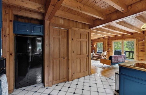 Athens Casa | Cozy Athens Cabin on the Lake w/Hot Tub & Backyard