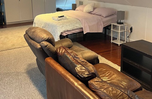 Halfway Apartamento | Cozy Attic! With adjustable office space and ergonomic king size bed.