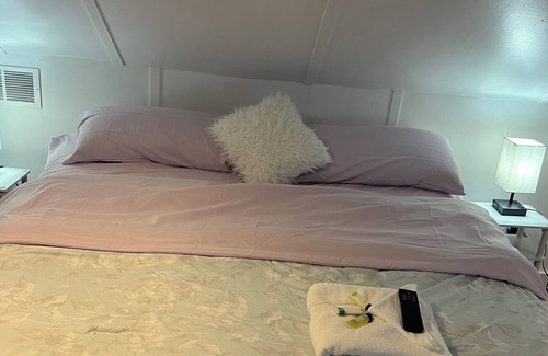 Halfway Apartamento | Cozy Attic! With adjustable office space and ergonomic king size bed.