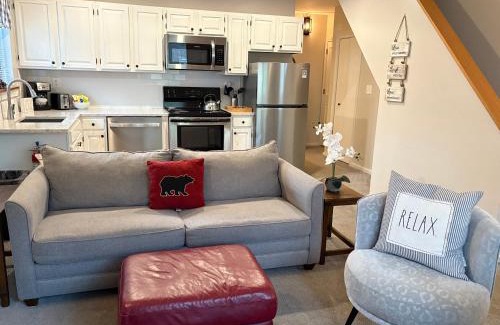 Bartlett Casa | COZY ATTITASH GETAWAY - Walk to lifts, Pool, Hot tub, Game room, Storyland