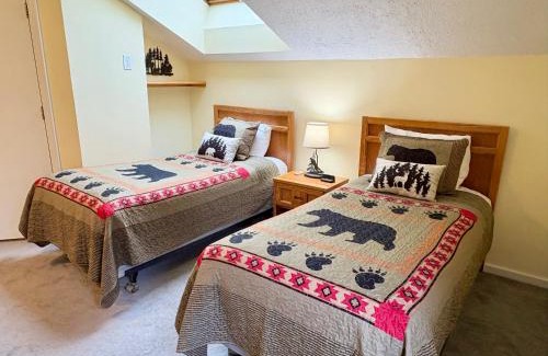 Bartlett Casa | COZY ATTITASH GETAWAY - Walk to lifts, Pool, Hot tub, Game room, Storyland