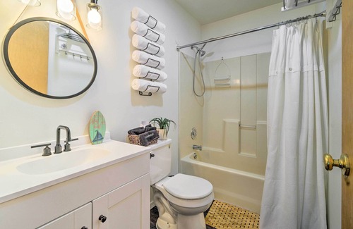 Auburn Cabaña | Cozy Auburn Retreat w/ Hot Tub - Walk to Lake