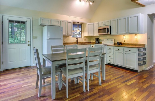 Cynthiana Casa | Cozy Bainbridge Retreat w/ Fireplace + Deck!
