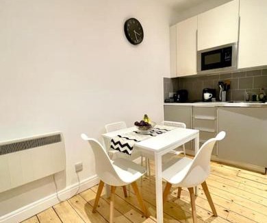 North Kensington Apartamento | Cozy Balcony Flat With Canal View