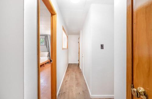 Burnaby Apartamento | Cozy Basement 1 BR Suite King & Queen Beds, Sleeps 6, Street Parking