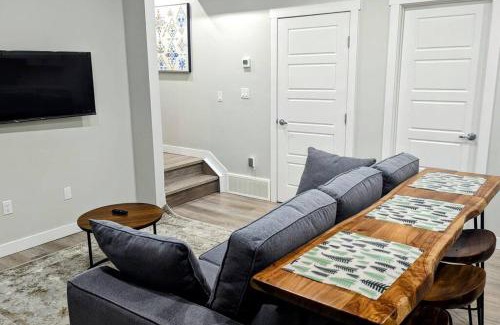 Northeast Edmonton Casa | Cozy basement for a lovely stay & perfect for WFH