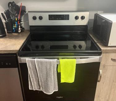 Calgary Apartamento | Cozy Basement Near Airport YYC