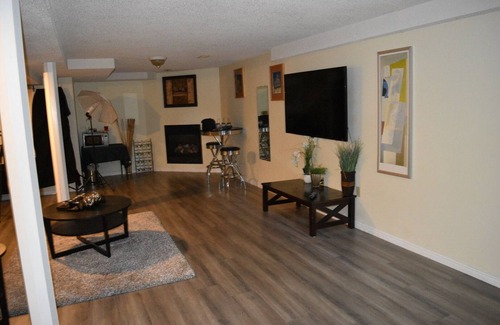 South March Casa | Cozy Basement Space in Kanata North
