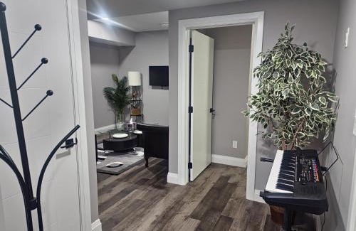 Northeast Edmonton Apartamento | Cozy Basement Suite - private entrance - Free Netflix