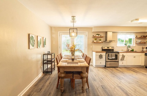 Bayview Cabaña | Cozy Bay Cottage private backyard blocks from beach!