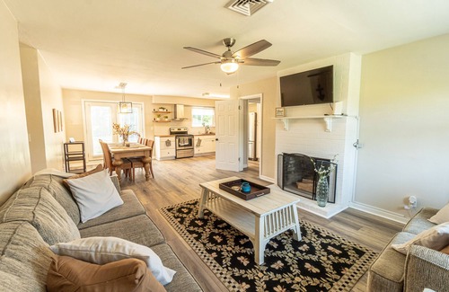 Bayview Cabaña | Cozy Bay Cottage private backyard blocks from beach!