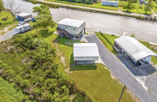 Theriot Casa | Cozy Bayou Fishing Camp on Brady Road with private Boat Launch and great views!