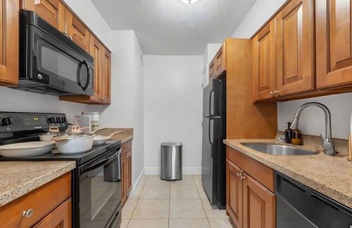 SoHo Apartamento | Cozy Bayshore Escape | Pool, Gym, FREE Parking