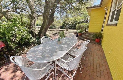 Northeast Virginia Beach Casa | Cozy Beach Bungalow 1 block from the ocean!