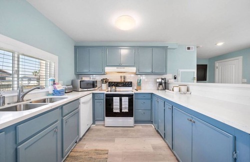 Jamaica Beach Casa | Cozy beach bungalow close to ocean with large yard