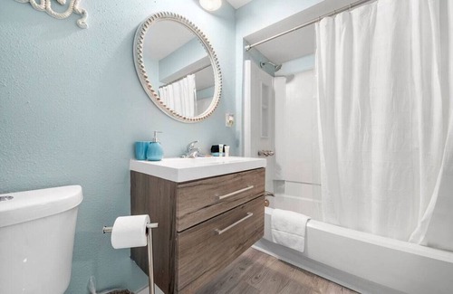 Jamaica Beach Casa | Cozy beach bungalow close to ocean with large yard