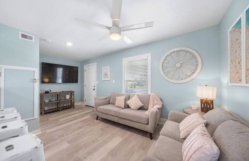 Jamaica Beach Casa | Cozy beach bungalow close to ocean with large yard