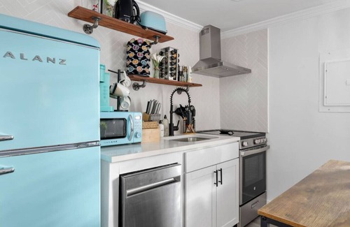 Charleston Casa | Cozy Beach Cottage Bungalow - 15 minutes to Folly!