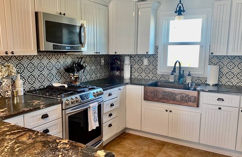 Long Beach Cabina | Cozy Beach Cottage with Beach & Canal Views, Steps from the Ocean ·