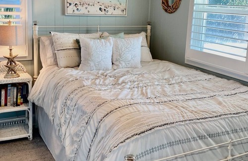 Long Beach Cabina | Cozy Beach Cottage with Beach & Canal Views, Steps from the Ocean ·