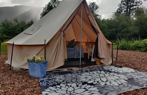 Glacier Country Cabina | Cozy Beach Cove Yurt, glamping by the river 2mi from Quinn's Hot Springs Resort.